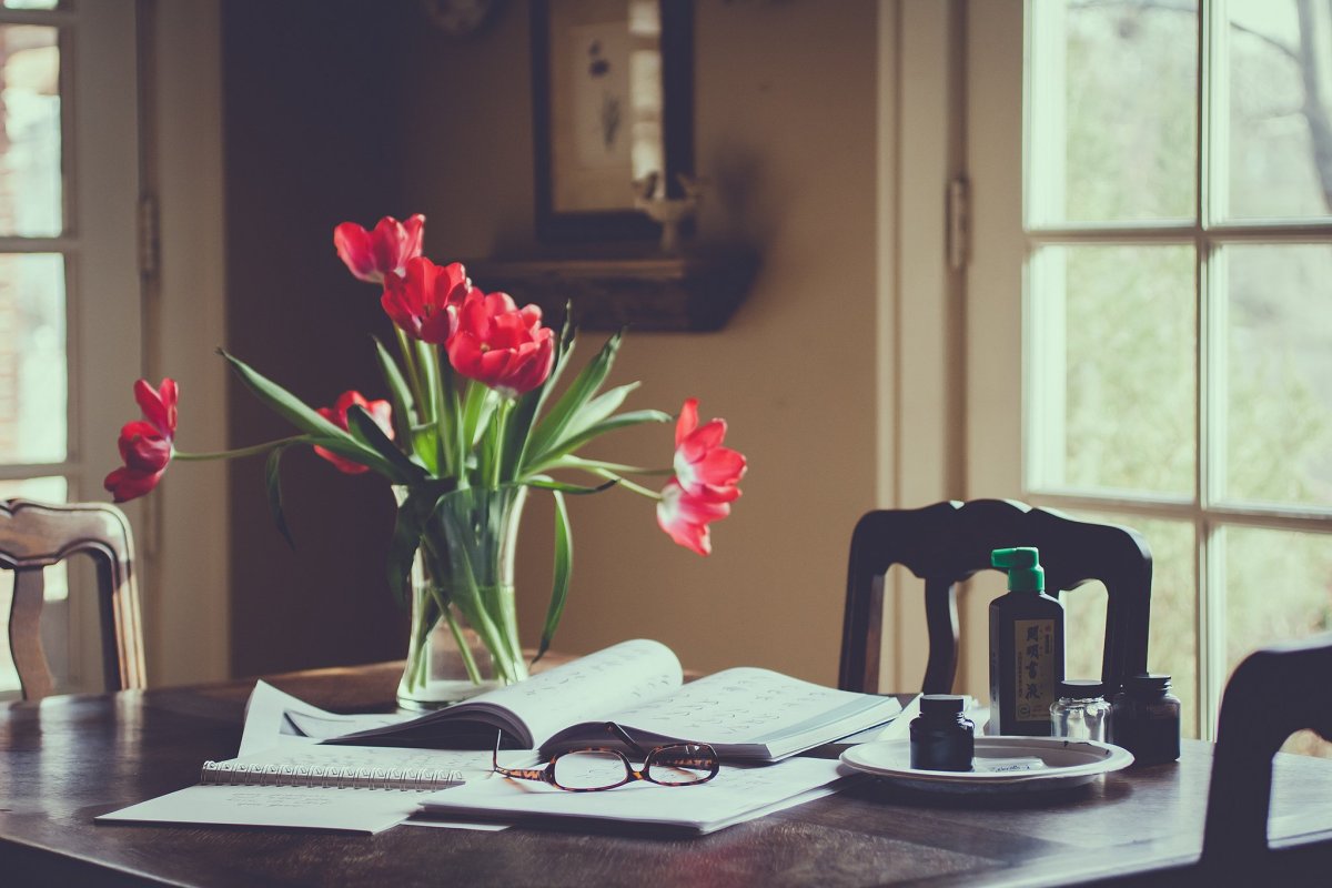 Цветы на столе