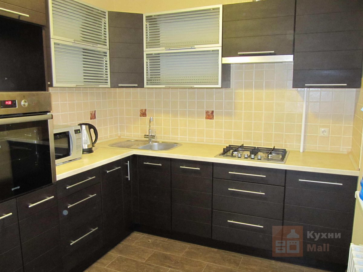 Кухонный гарнитур белый верх коричневый низ