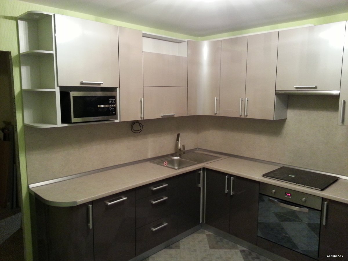 Угловая кухня с холодильником