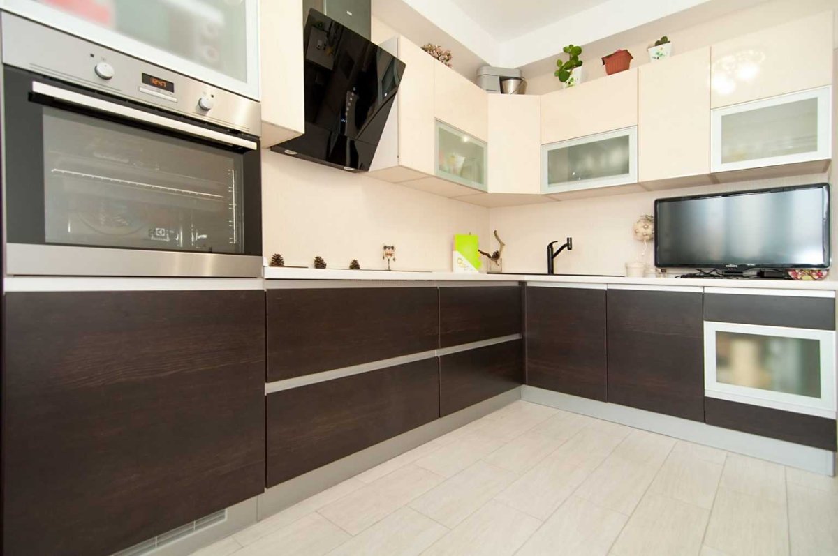 Бело коричневая кухня