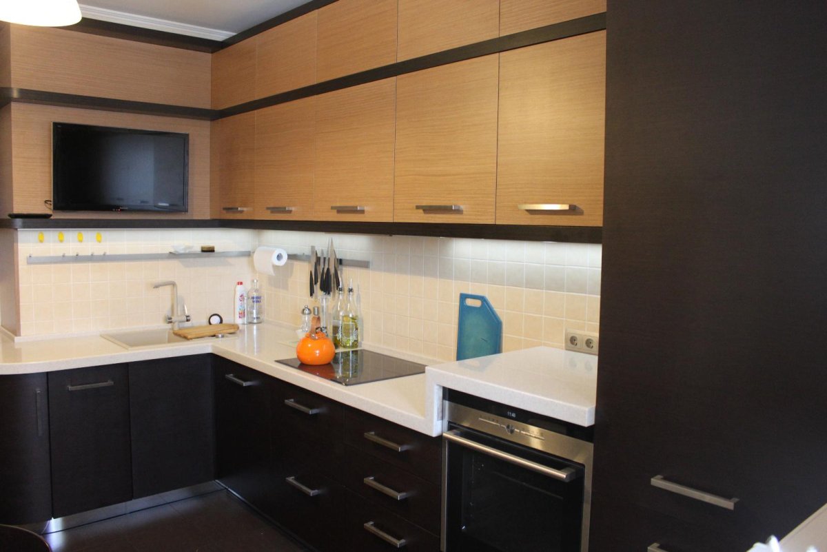 Кухня коричневая с бежевым верхом