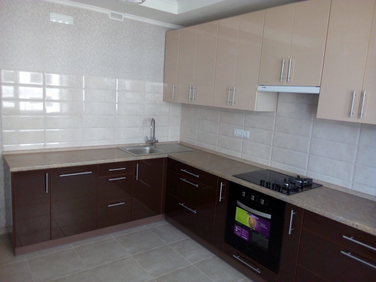 Кухня угловая бежевая с коричневым