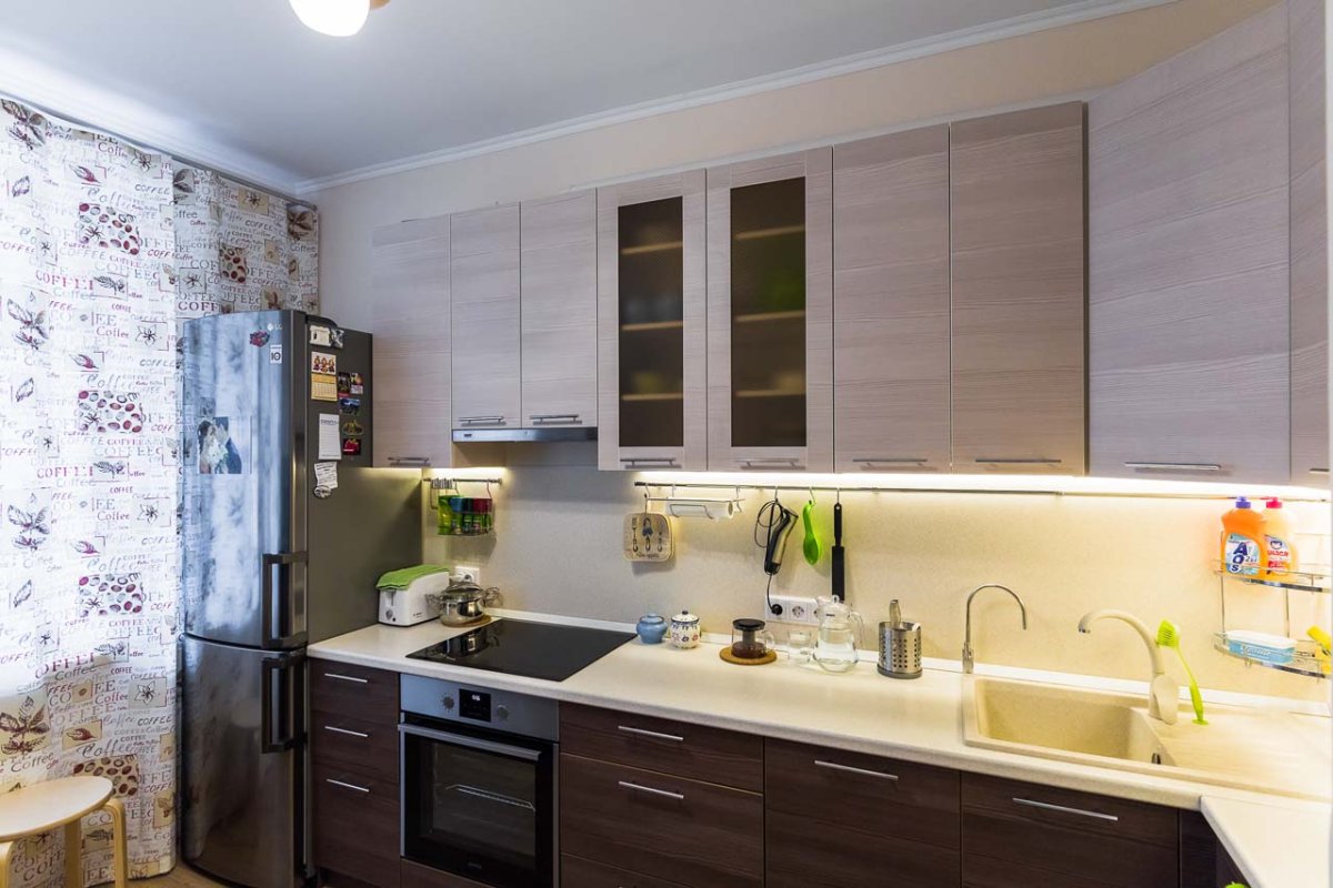 Коричневый кафель на кухне