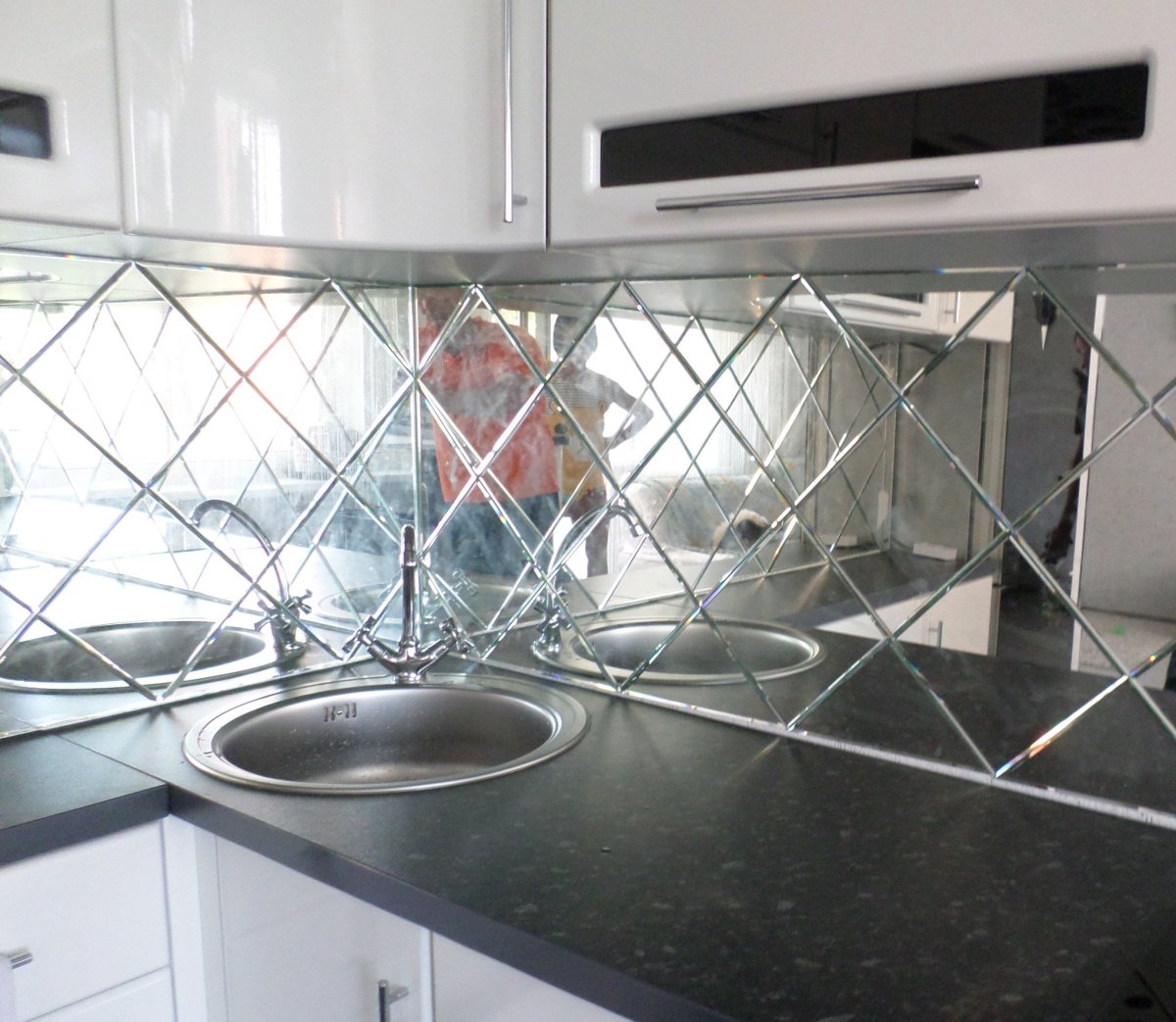 Зеркальная плитка на кухне