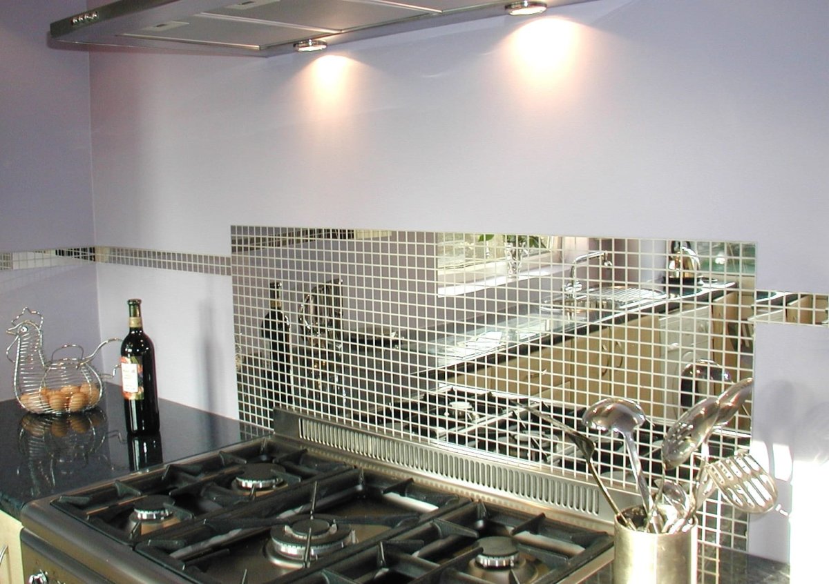 Зеркальная мозаика на кухне
