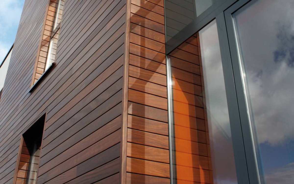 Стены из планкена лиственницы