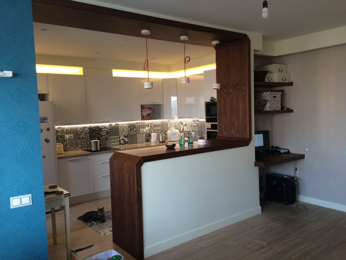 Барная стойка в стене между комнатами