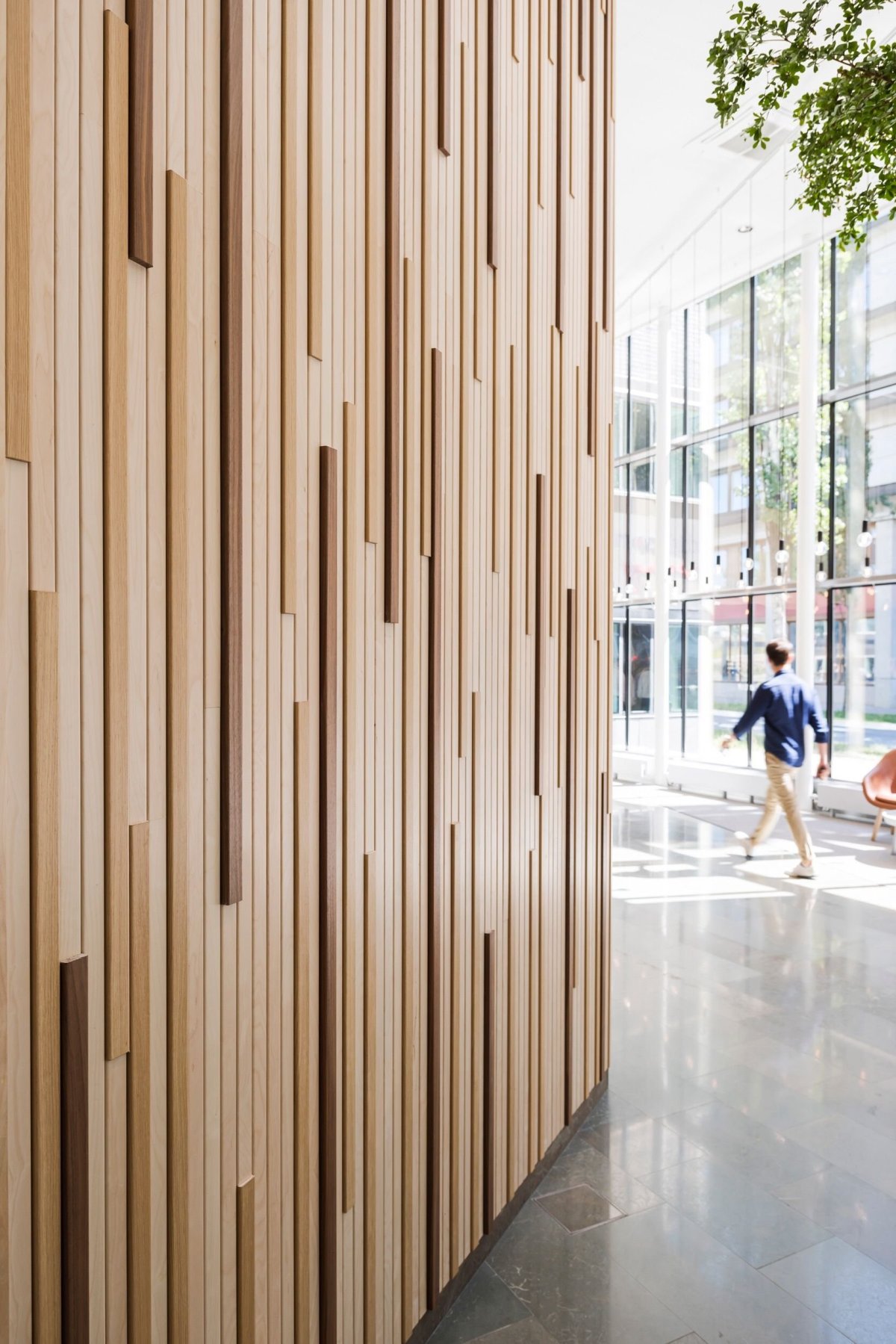 Стена из деревянных реек и металла в интерьере