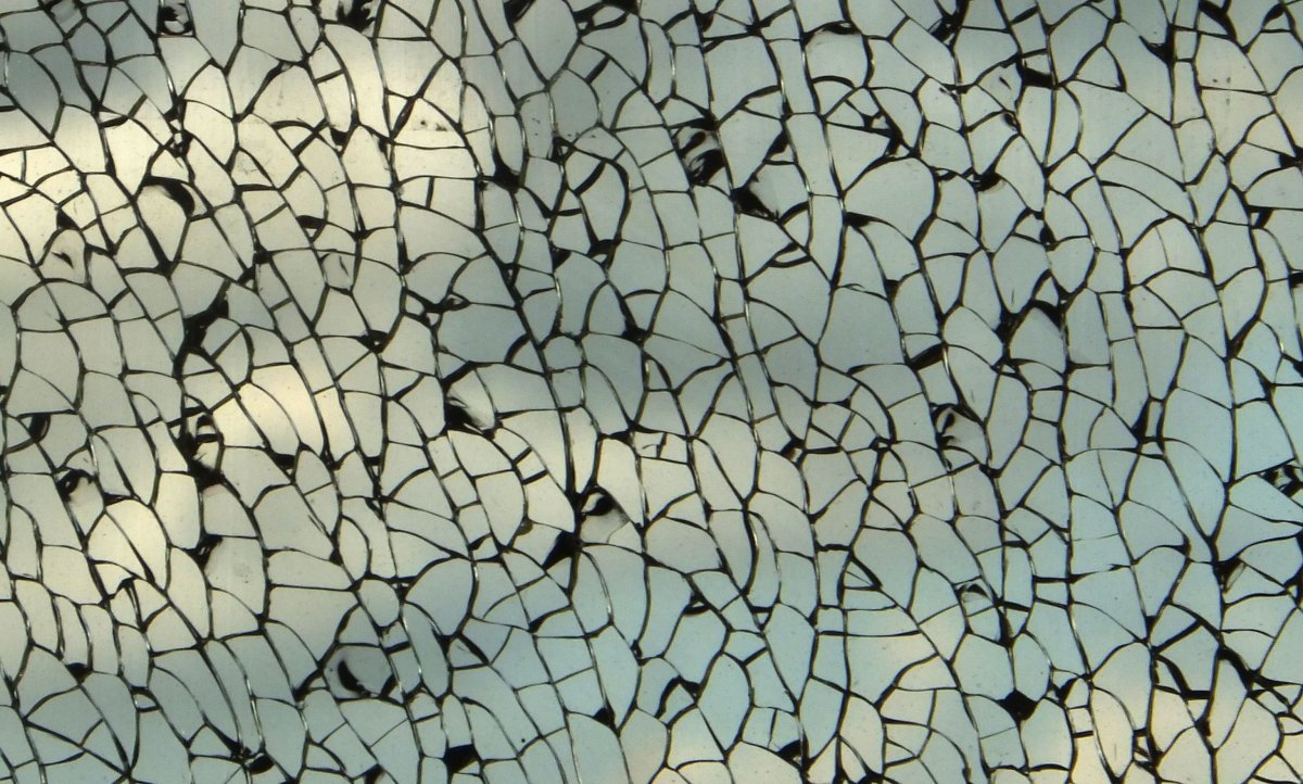 Стекло на стене в интерьере