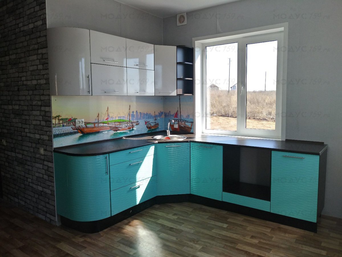 Бирюзовая кухня с чёрной столешеицей