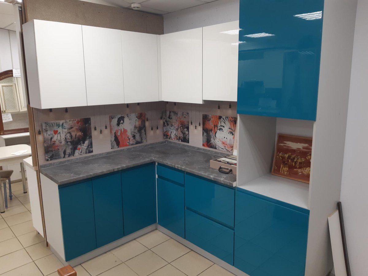 Кухонный гарнитур верх белый низ бирюза