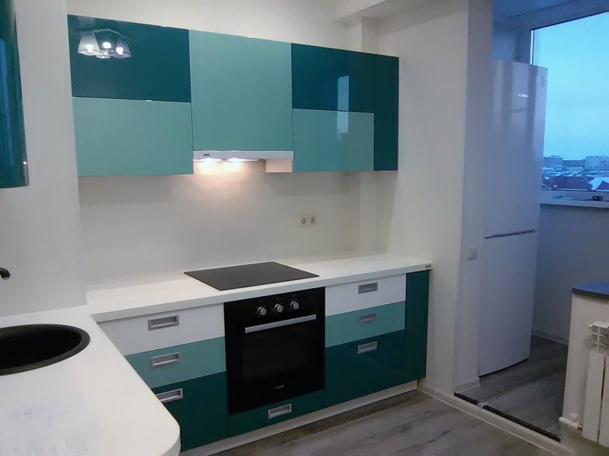 Кухонный гарнитур верх белый низ бирюза