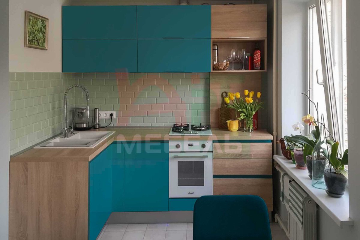 Кухня бирюза с деревом