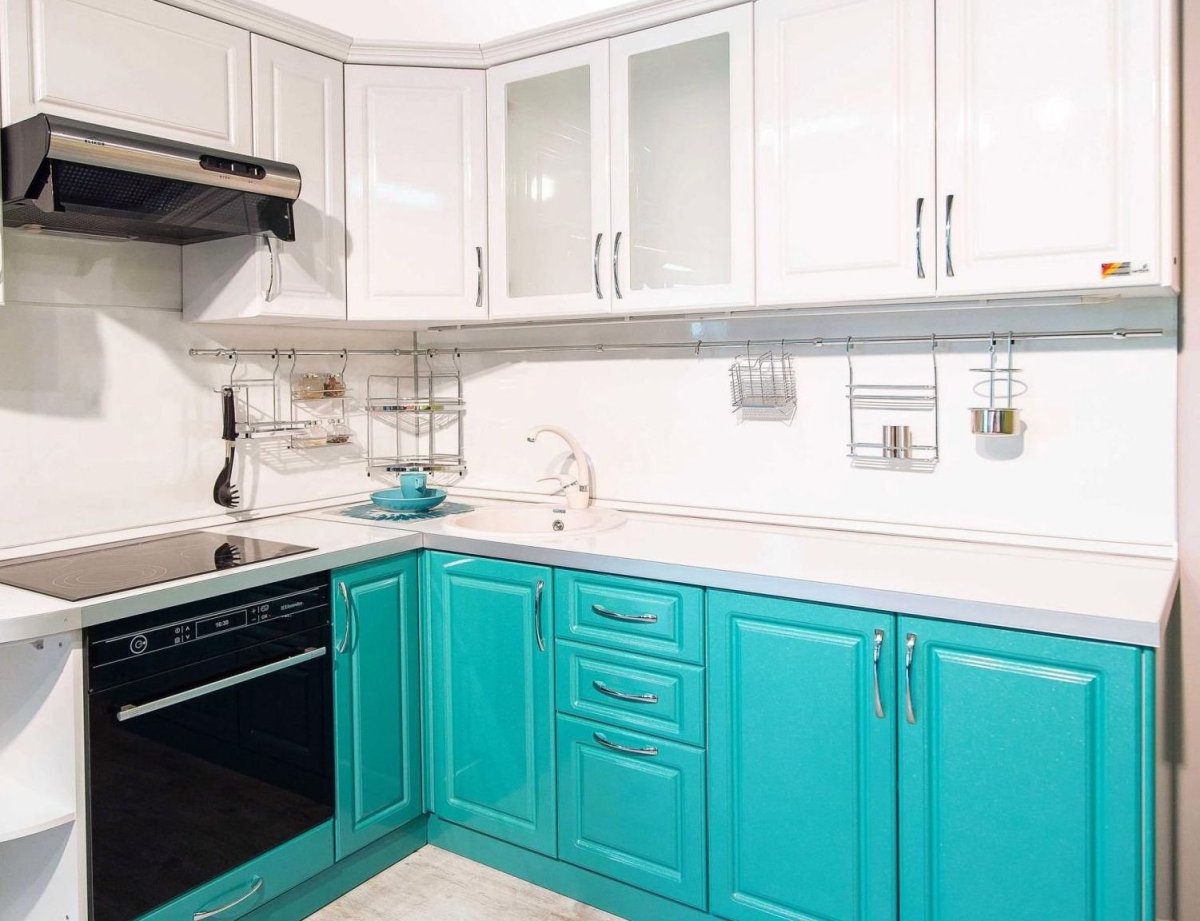 Бело бирюзовая кухня