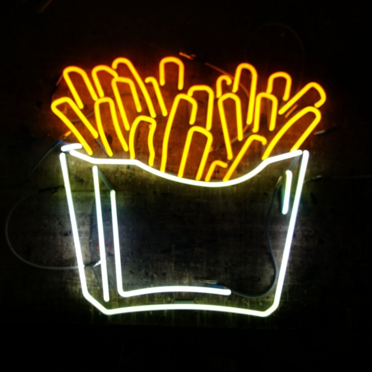 Неоновая вывеска уличная