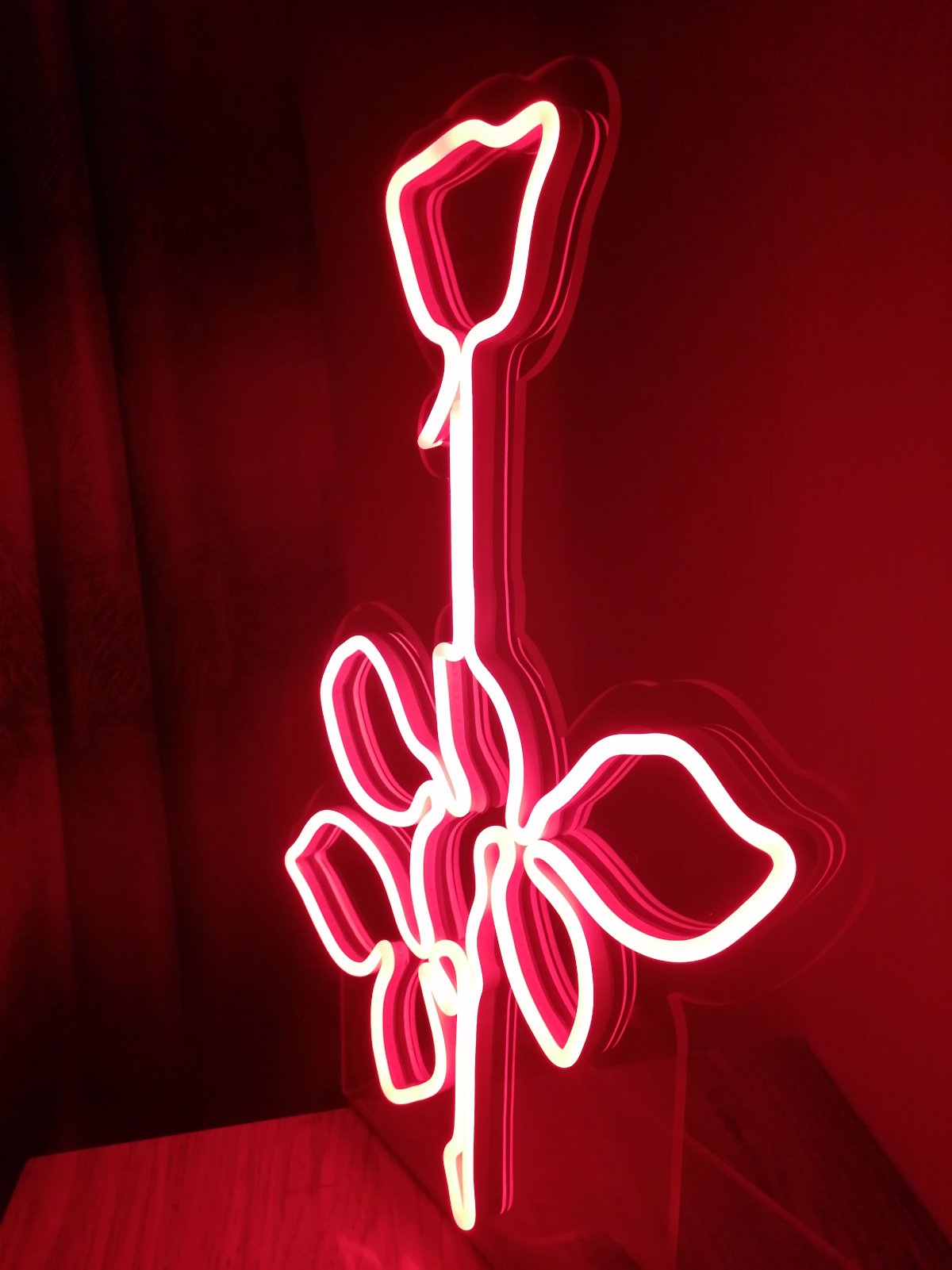 Неоновая вывеска на фанере