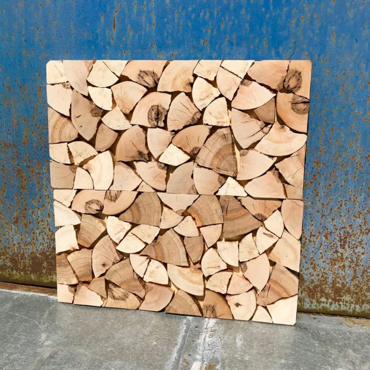 Камин с дровницей в интерьере