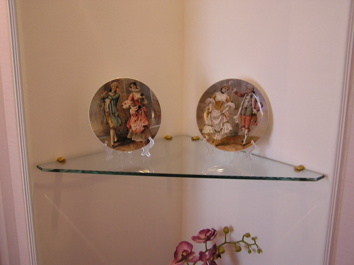 Стеклянные угловые полки на стену