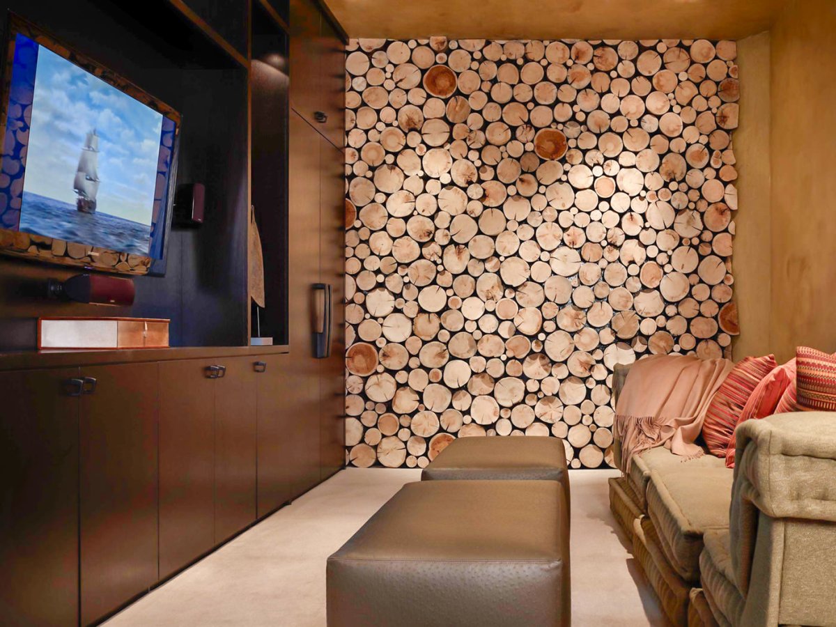 Камин с дровами в интерьере