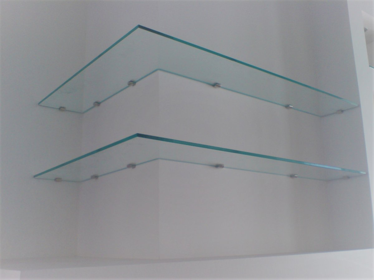 Стеклянные полочки на стену