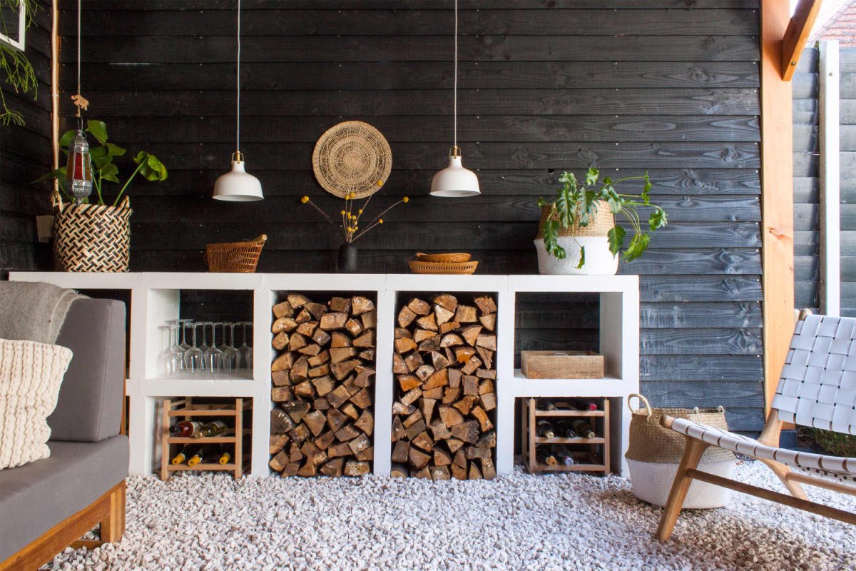 Камин в гостиной в доме