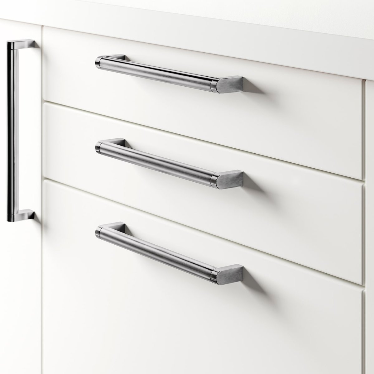 Ручки на белых фасадах кухни