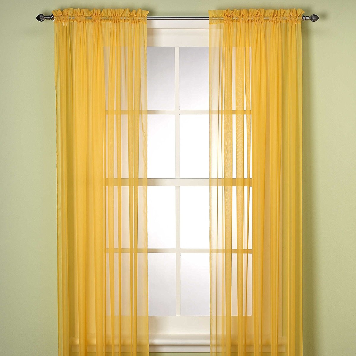 Занавески к желтым стенам на кухне