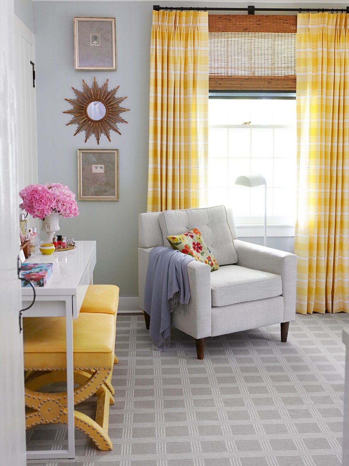 Желтые шторы в интерьере