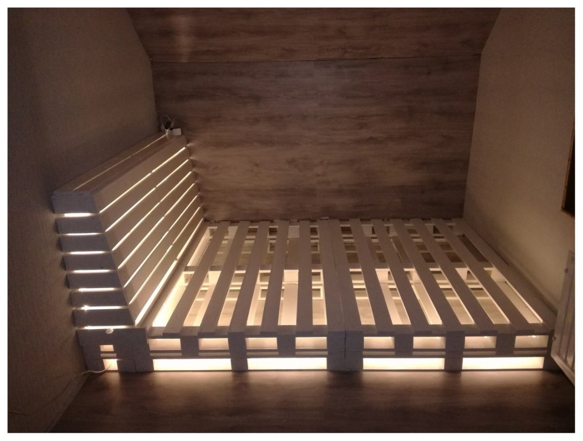 Кровать на поддонах с подсветкой