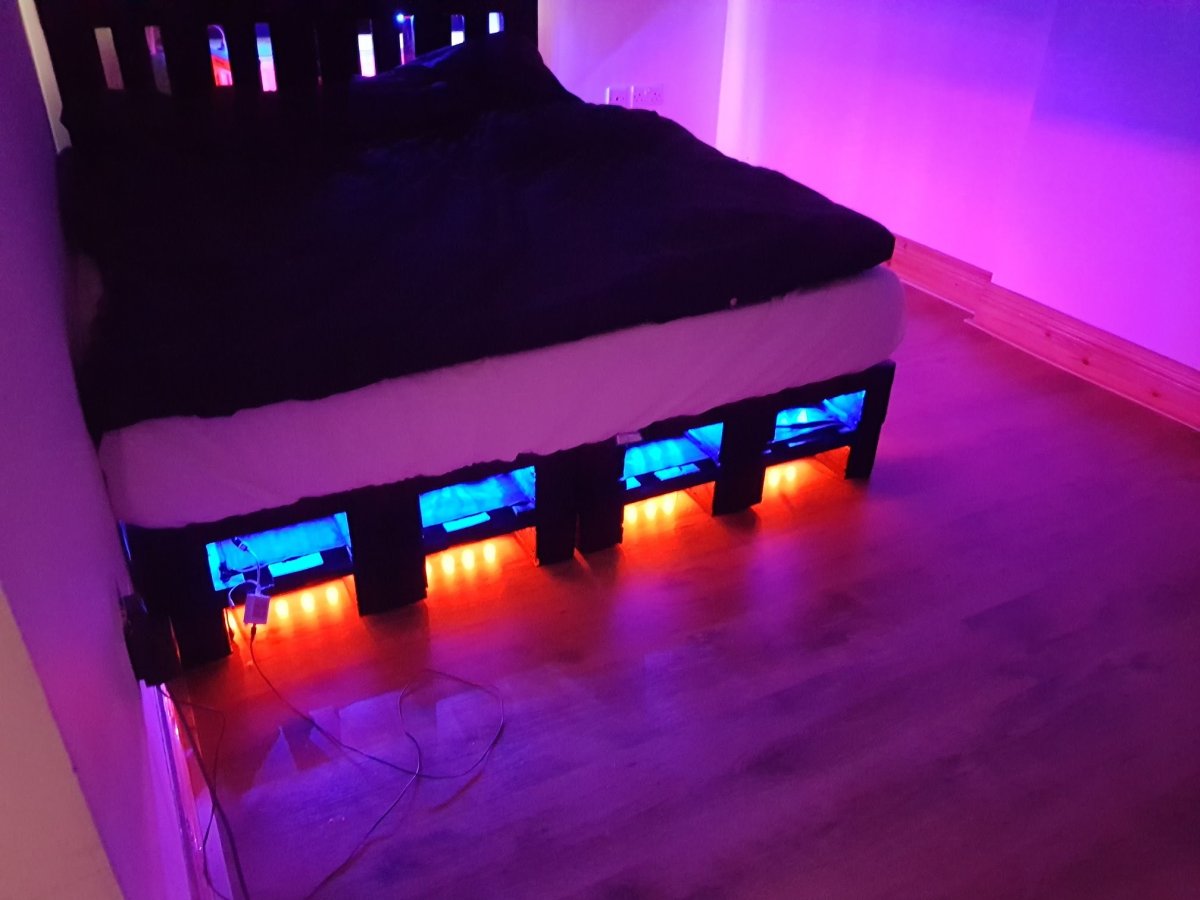 Кровать из паллетов с подсветкой