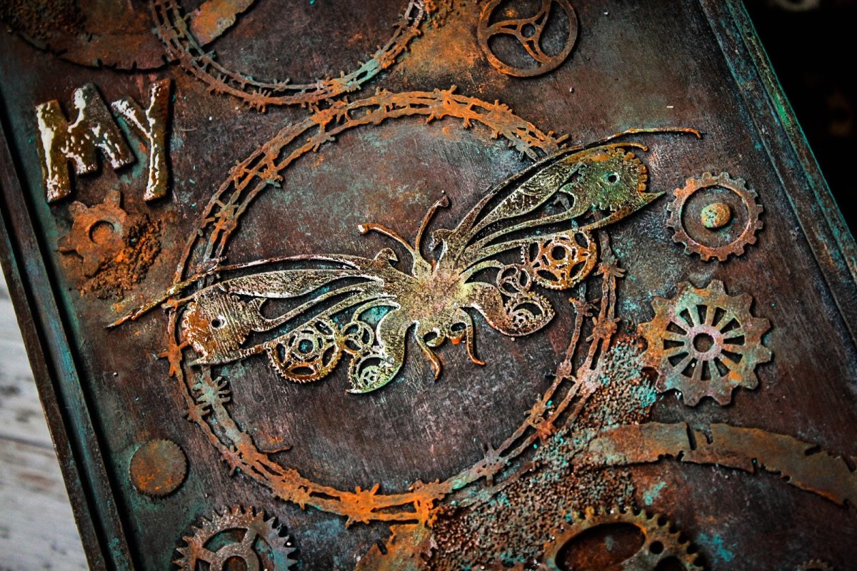 Панно из металлических предметов