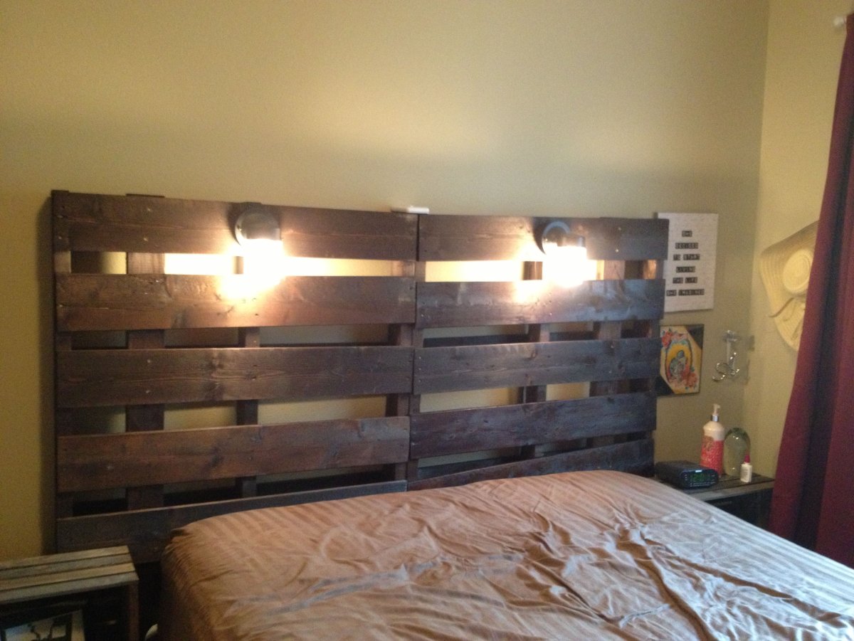 Кровать из европаллетов в лофт стиле
