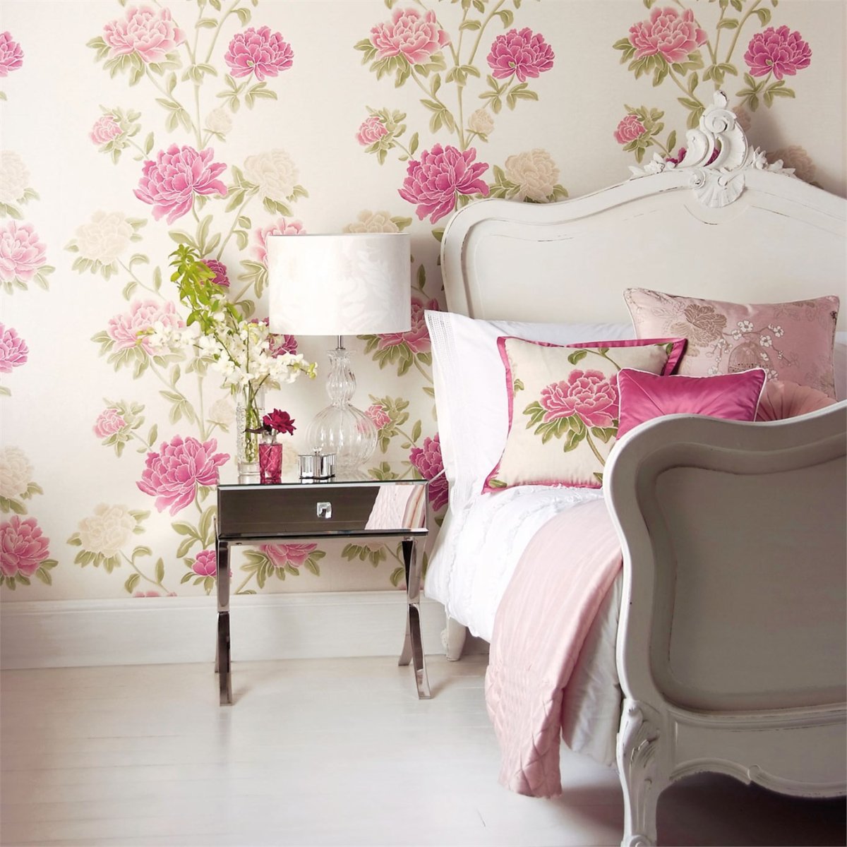 Серо-розовые фотообои в интерьере