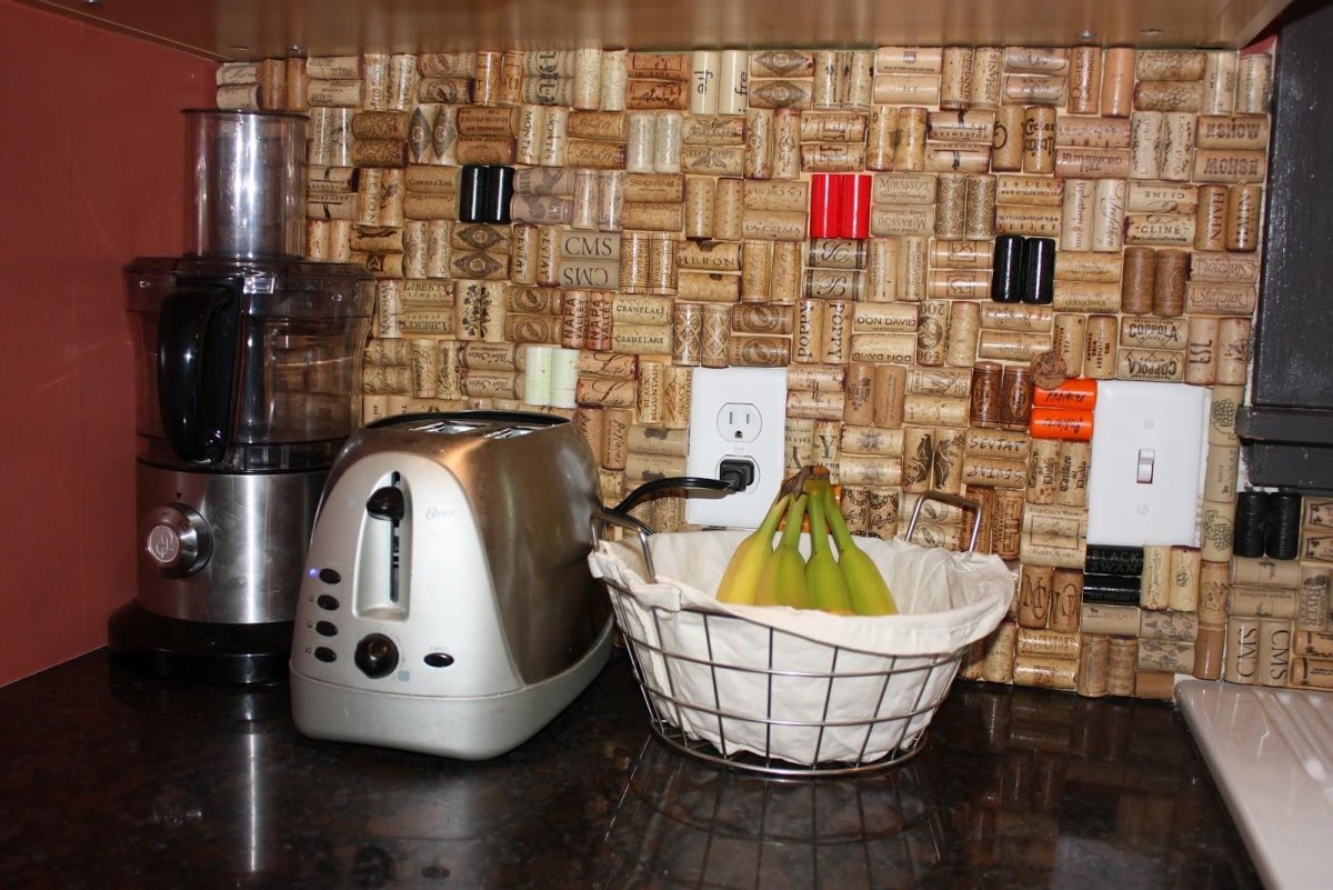 Фартук для кухни из крышек