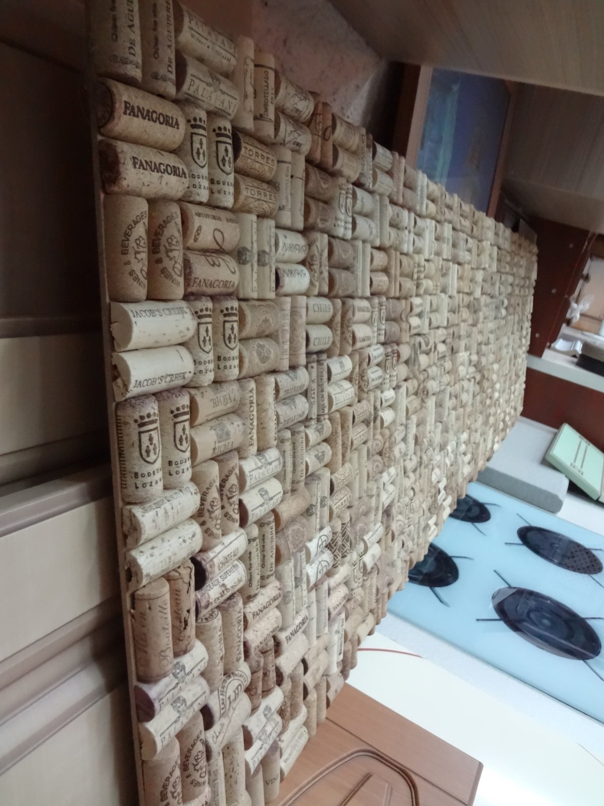 Фартук из пробки на кухне