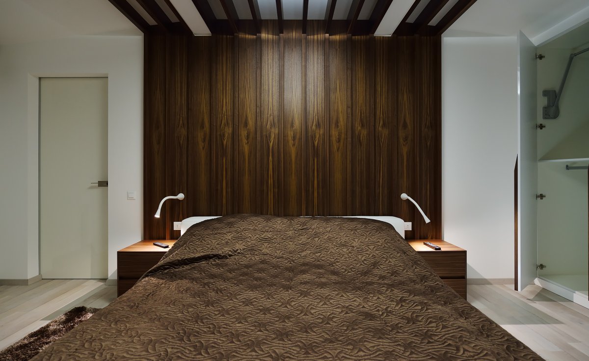 Шпонированные панели в гостиной