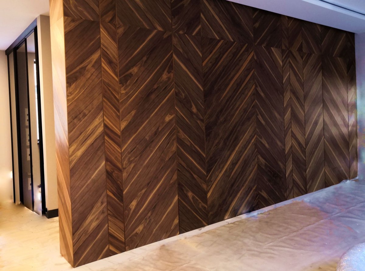 Кухня черная с деревом