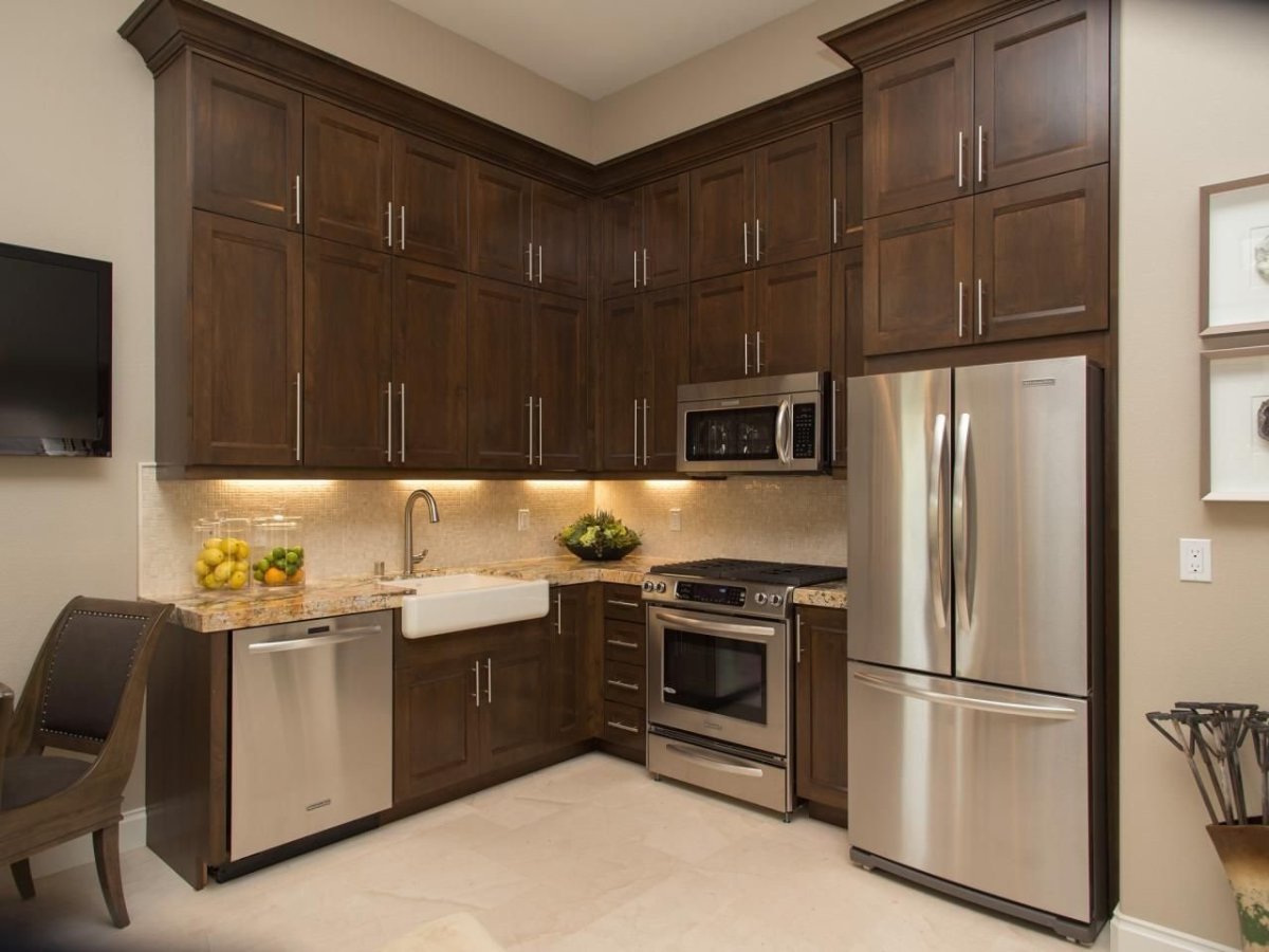Кухня с большим холодильником и столом