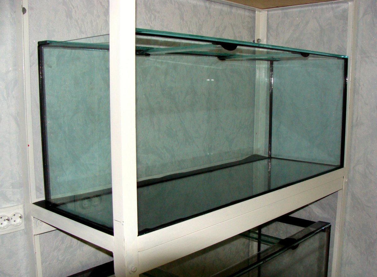 Деревянный стеллаж для аквариумов