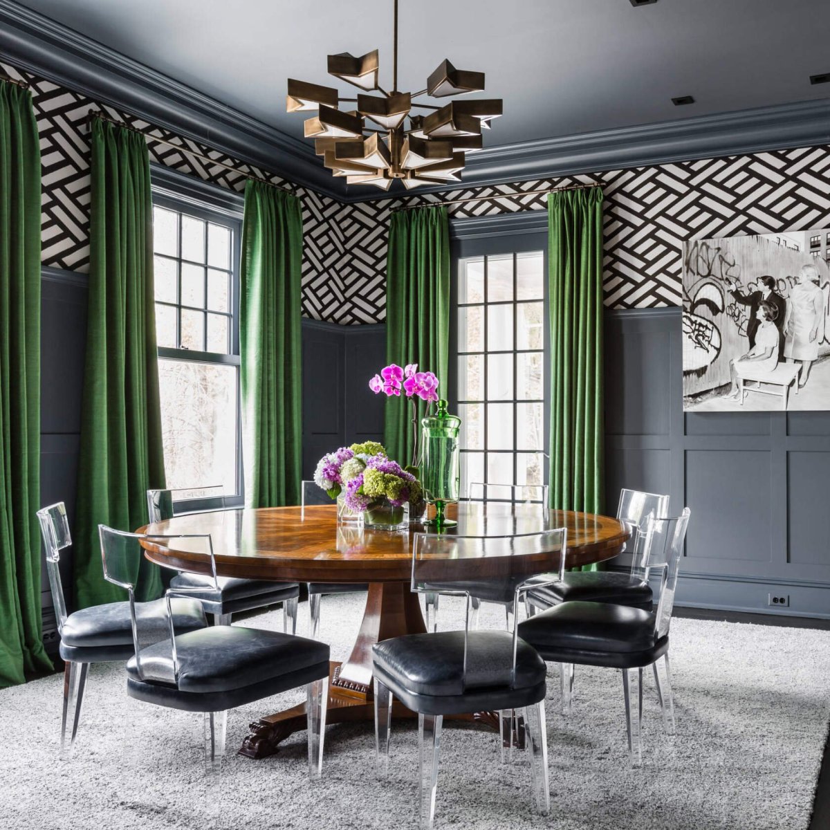 Белая кухня с изумрудными акцентами