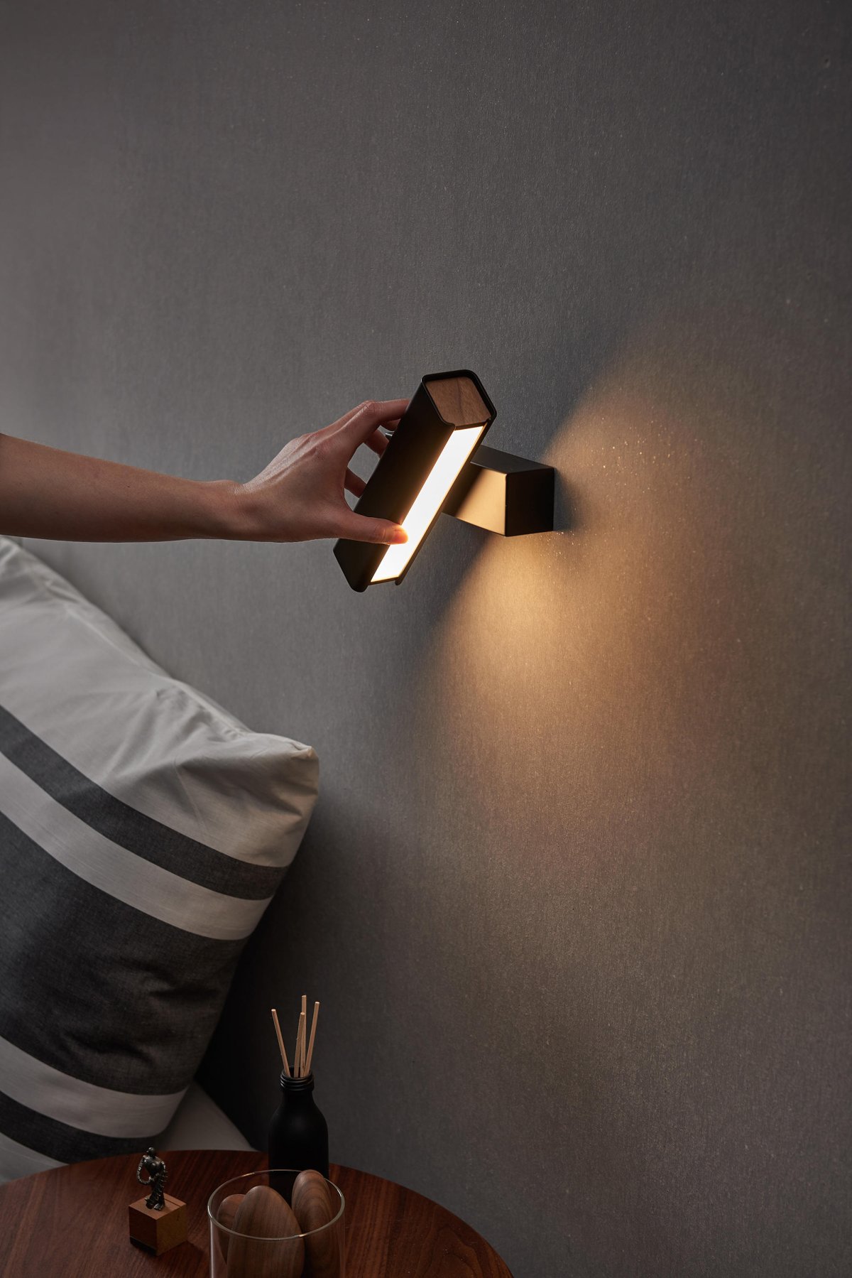 Светильники Minimalist Creative Wall Lamp