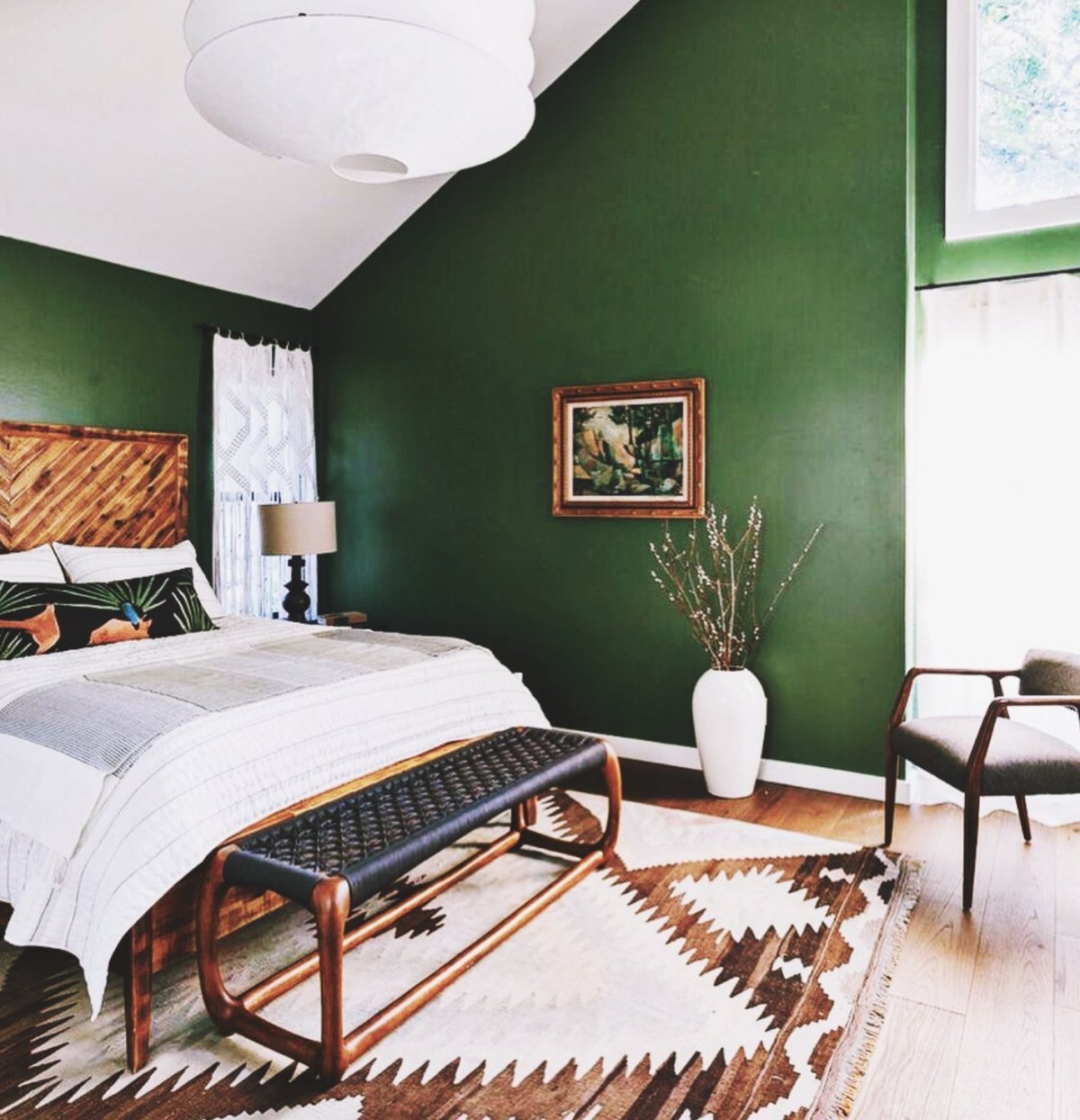 Комната с зелеными стенами