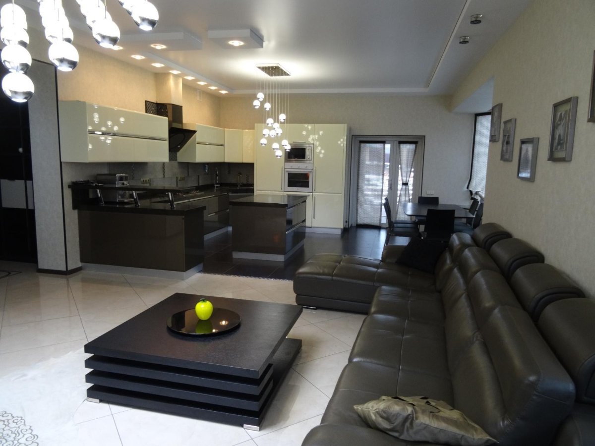 Угловая кухня с подиумом