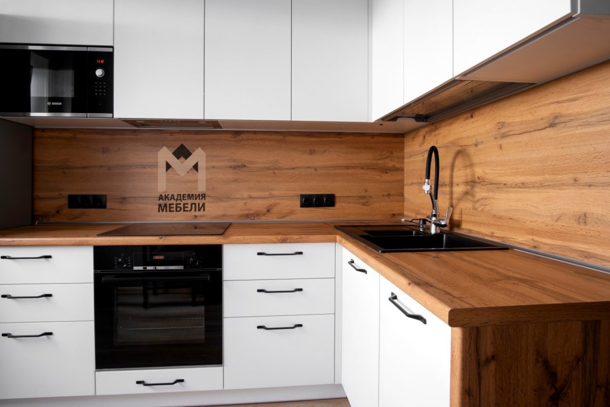 Кухня под дерево с белым верхом