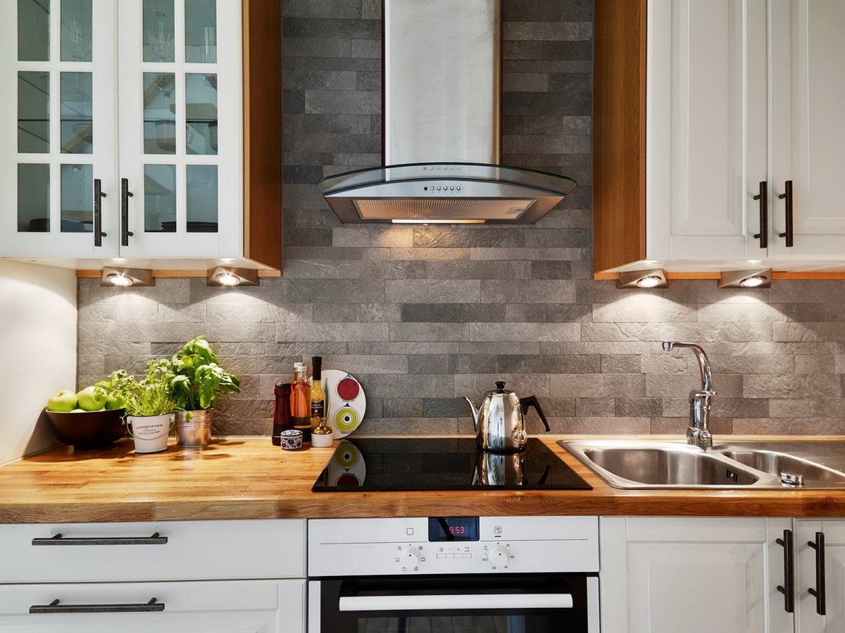 Белая кухня с деревянной столешницей