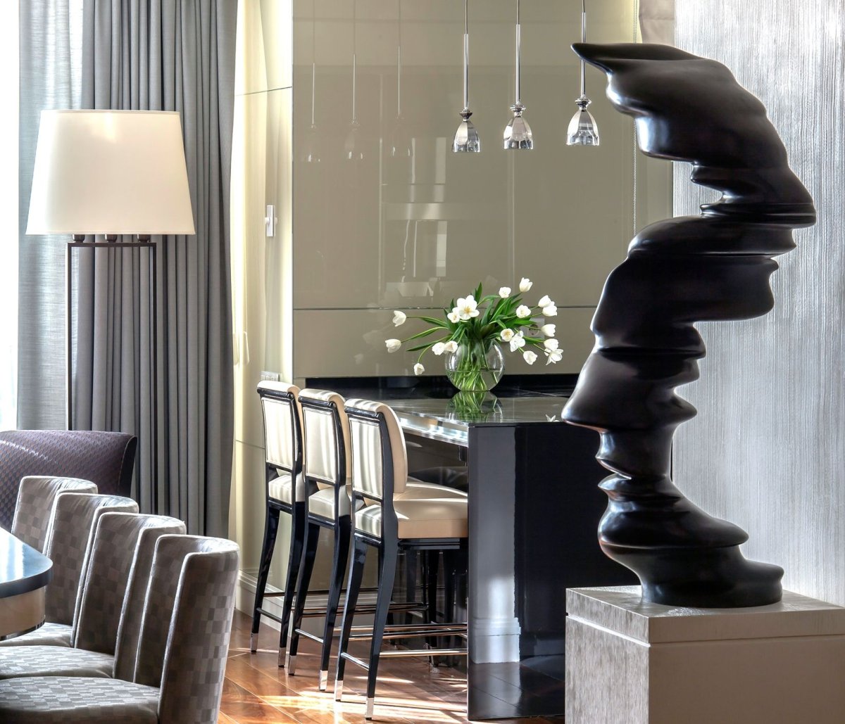 Абстрактная скульптура в интерьере