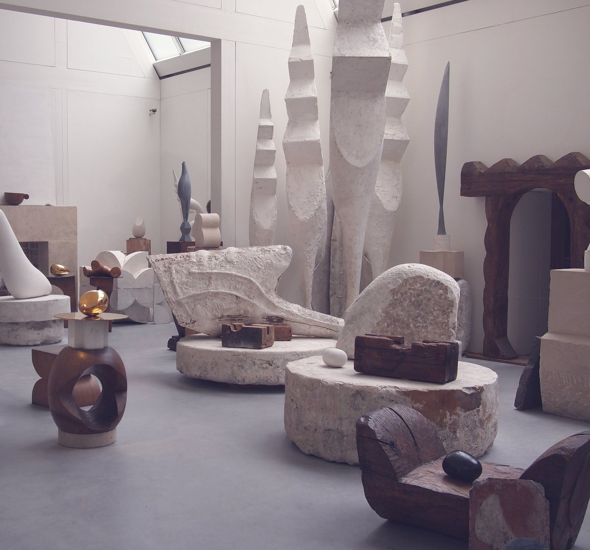 Современная интерьерная скульптура