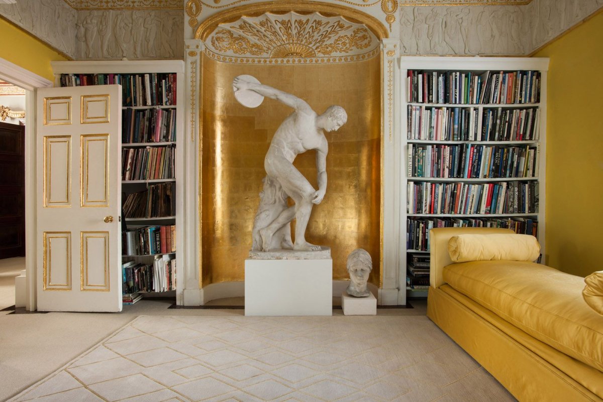 Статуи в интерьере