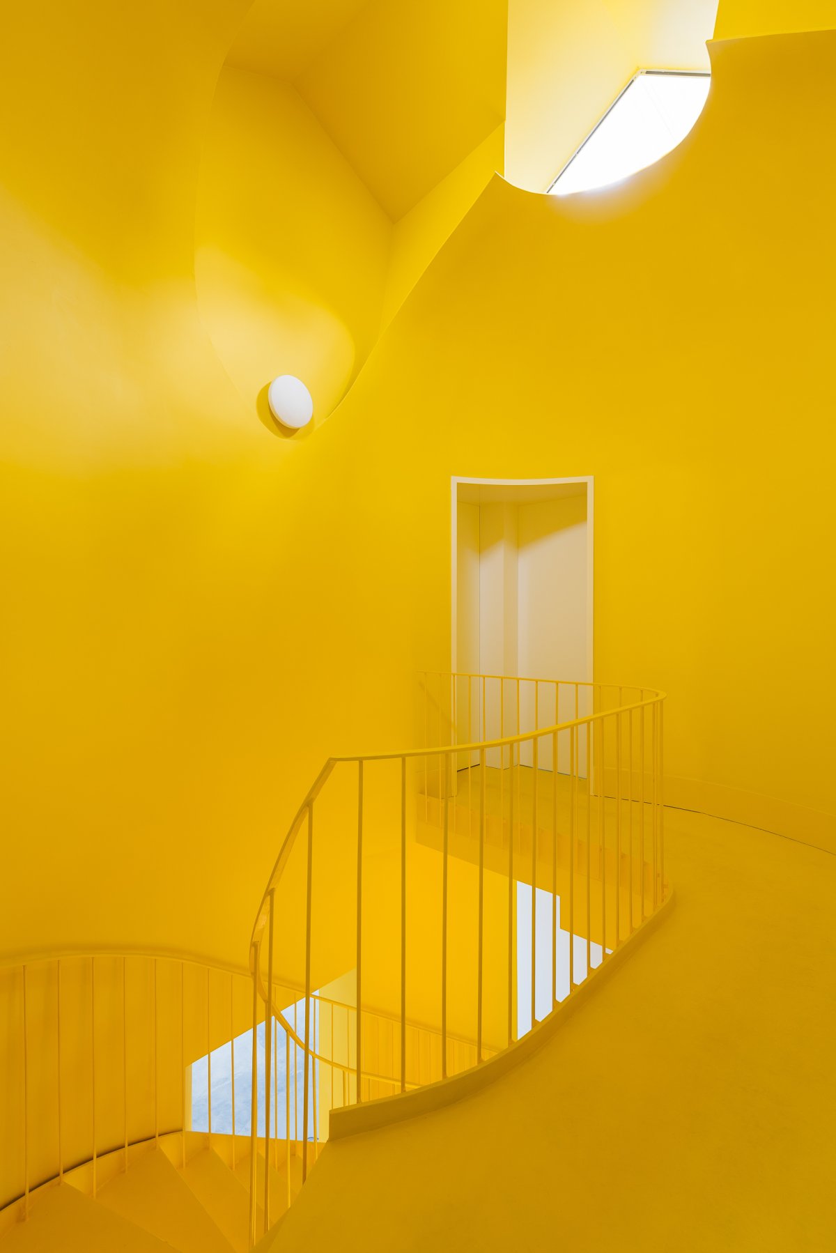 Украшение стен в подъезде