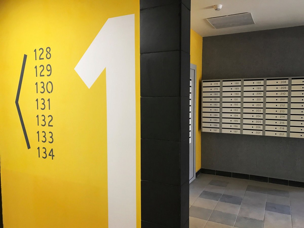 Желтые стены в коридоре